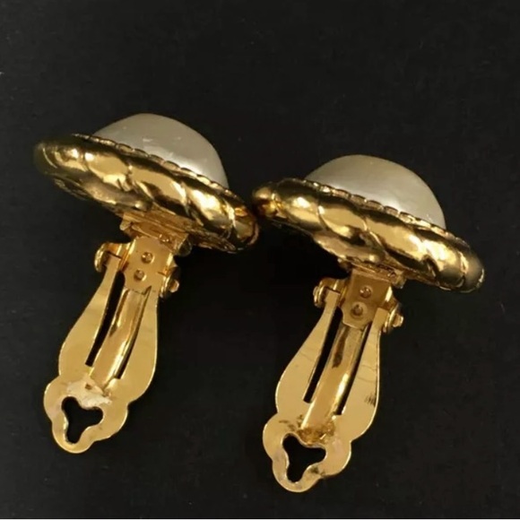 Chanel Vintage Pearl Clip-on Earrings - Picture 5 of 6